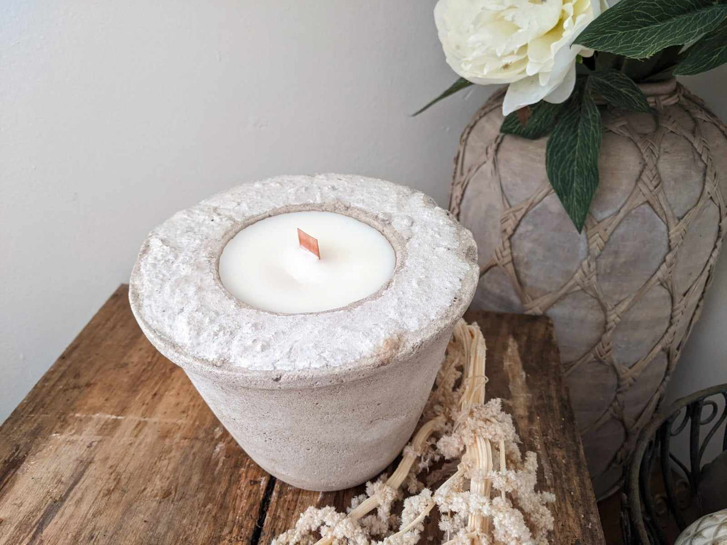 Rustic Cement Hand-poured Soy Wax Candle - Japanese Honeysuckle 400ml (E)